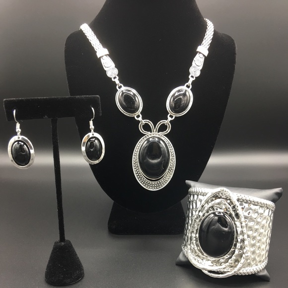 Jewelry - 🆕 Silver Necklace/ Cuff Set Black.